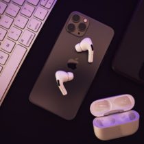 om5_iphone_airpods04_s_thumb