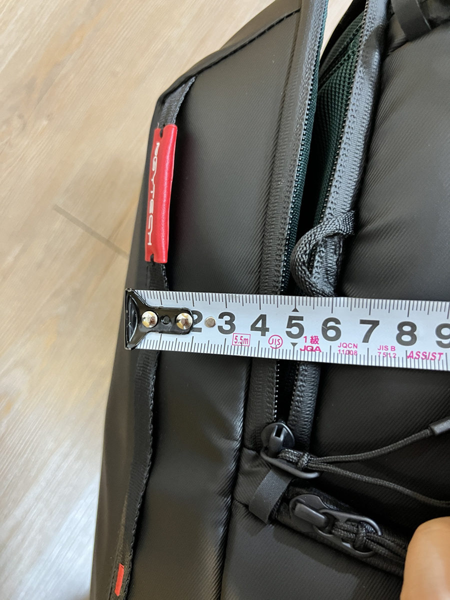 PGYTECH OneMo Lite Backpack (ワンモー ライト バックパック) 22L  の前面の縦型スペースのサイズが知りたい（縦型スペース編） | セキド オンラインストア